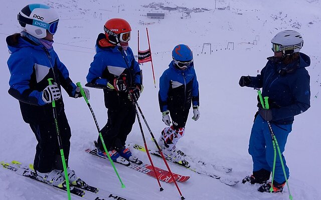 Die Nachwuchsfahrerinnen befolgen aufmerksam die Ratschläge der Trainerin Nadia Loretz
