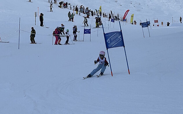 Die Altdorfer 1. Klässlerin Sofia Mazzitelli auf ihrer Siegesfahrt