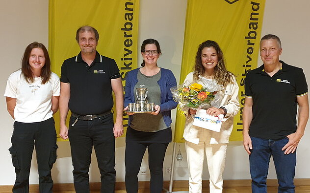 Die geehrten Sportler und Funktionäre (von links nach rechts): Alessia Nager (Biathlon), Verbandspräsident Urs Briker, das neue Ehrenmitglied Marianne Bissig-Zurfluh, Leoni Zopp (Rücktritt Ski Alpin) und Christof Arnold (Alpin Chef)