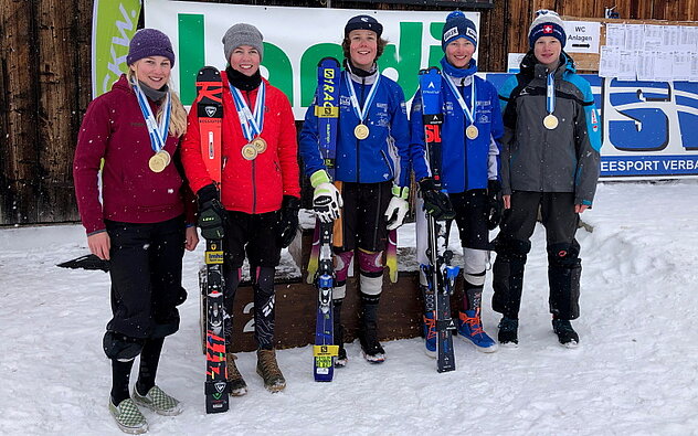 Die Urner Podestfahrer in Sörenberg: (von links nach rechts) Lilly Briker und Meret Muheim, beide SC Atthinghausen, Noah Gisler und Gian Epp, beide SC Gotthard Andermatt sowie Joel Aschwanden, SC Attinghausen