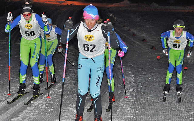 Der spätere Sieger, Nico Briker (ganz rechts) überwacht das Geschehen auf der Loipe Der spätere Sieger, Nico Briker (ganz rechts) überwacht das Geschehen auf der Loipe