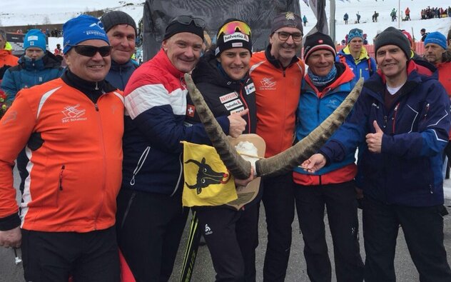 Die Vertreter des SSC Schattdorf und des Urner Skiverbandes strahlen um die Wette (von links nach rechts): Edi Schilter, Paul Gisler, USV Präsident Bruno Arnold, Roman Furger, Beni Gisler, Andre Marty und der Vater von Roman Furger, Hanspeter Furger