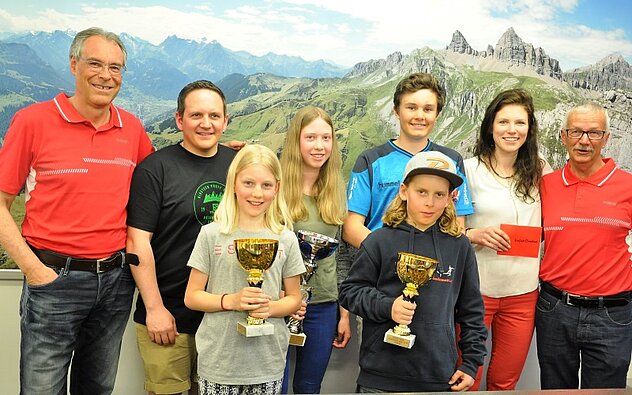 Alle Kategoriensieger v.l. Stefan Briker, Fiona Briker, Flavia Arnold, Beda Muoser, Tom Walker und Christine Zurfluh, flankiert von Hansueli Imholz (links) und Edi Arnold. Alle Kategoriensieger v.l. Stefan Briker, Fiona Briker, Flavia Arnold, Beda Muoser, Tom Walker und Christine Zurfluh, flankiert von Hansueli Imholz (links) und Edi Arnold.