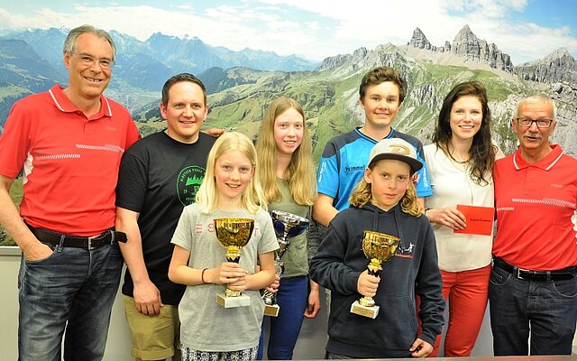Alle Kategoriensieger v.l. Stefan Briker, Fiona Briker, Flavia Arnold, Beda Muoser, Tom Walker und Christine Zurfluh, flankiert von Hansueli Imholz (links) und Edi Arnold. Alle Kategoriensieger v.l. Stefan Briker, Fiona Briker, Flavia Arnold, Beda Muoser, Tom Walker und Christine Zurfluh, flankiert von Hansueli Imholz (links) und Edi Arnold.