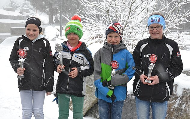 Nina Walker (Kategoriensieg U9), Matteo Gisler (Rang 3 U9), Mario Briker (Rang 2, U8) und Elena Frei (Siegerin Sprint Kategorie U10 / Rang 3 U10 im Massenstart)