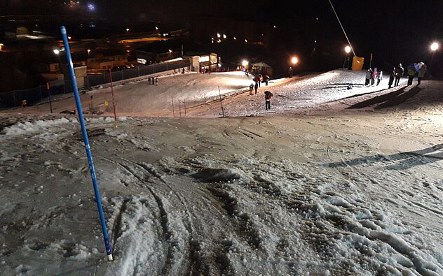 Der Regen hinterliess deutliche Spuren im Schnee Der Regen hinterliess deutliche Spuren im Schnee