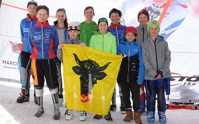 Die stolzen Urner Grand Prix Migros Finalteilnehmer 2019: (von links nach rechts) Luca Gisler, Noah Gisler, Anja Wipfli, Noe Huwyler, Linus Muheim, Meret Muheim, Livio Gisler, Daniel Kaiser, Robin Zurfluh, und Jonas Zurfluh