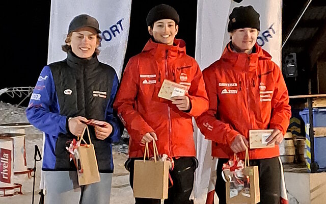 Das Siegerpodest bei den Knaben mit Beda Muoser, SC Gotthard Andermatt als Zweiter (links) (Foto Alex Muoser) Das Siegerpodest bei den Knaben mit Beda Muoser, SC Gotthard Andermatt als Zweiter (links) (Foto Alex Muoser)