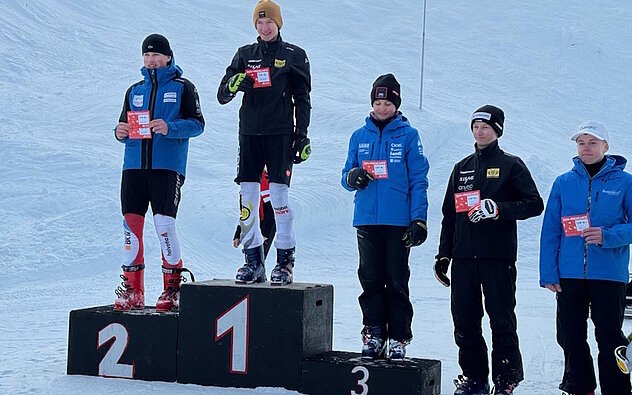 Laurin Jeisy, SC Gotthard Andermatt holte im ersten Rennen den Tagesseig, vierter von links Luis Briker der 4. Der Kategorie U16 Luis Briker, SC Unterschächen (Bild Felix Zurfluh) Laurin Jeisy, SC Gotthard Andermatt holte im ersten Rennen den Tagesseig, vierter von links Luis Briker der 4. Der Kategorie U16 Luis Briker, SC Unterschächen (Bild Felix Zurfluh)