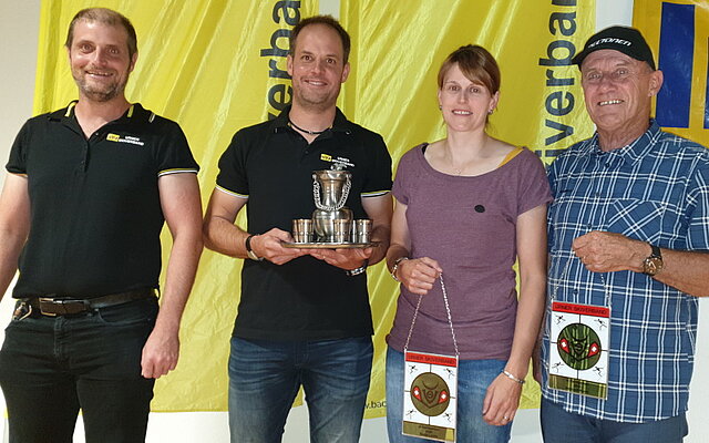 Präsident Urs Briker (links) zusammen mit den verdienstvollen und geehrten Funktionären (von links) Thomas Infanger, Ehrenmitglied und die beiden Träger der Wappenscheibe Nadia Loretz und Hansueli Kumli