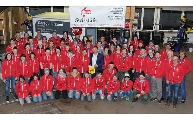 Die Trainingsgruppen, Trainer und Vorstand des Urner Skiverbandes sind neu eingekleidet Die Trainingsgruppen, Trainer und Vorstand des Urner Skiverbandes sind neu eingekleidet