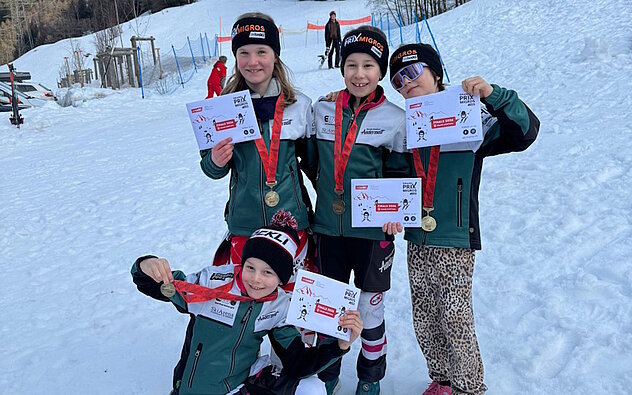 Vorne Alessio Regli, hinten von l.n.r. Magdalena Tresch, Sascha Regli und Aksel Mulvoy (Bild Tanja Indergand)