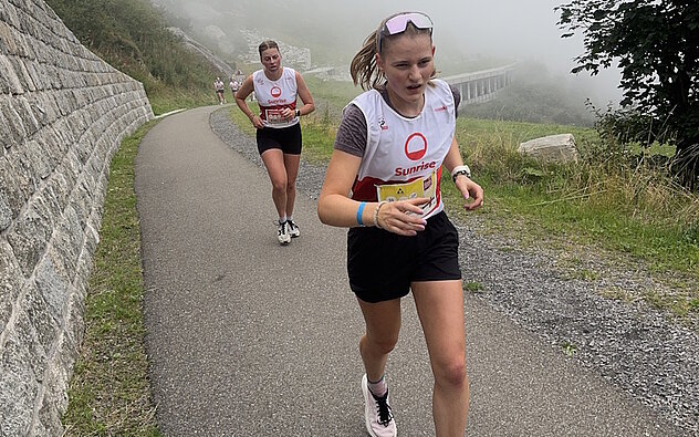 Nina Walker (SC Unterschächen), verfolgt von der Elite-Athletin Désirée Steiner (Davos), beim Berglauf in der Schöllenen (Bild Tino Walker)