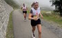 Nina Walker (SC Unterschächen), verfolgt von der Elite-Athletin Désirée Steiner (Davos), beim Berglauf in der Schöllenen (Bild Tino Walker)