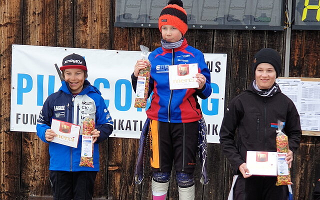 Noah Gisler ganz oben auf dem Podest Noah Gisler ganz oben auf dem Podest