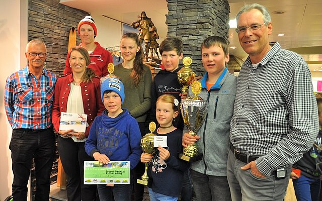 Sieger und Beschenkte, zusammen mit den Sponsoren