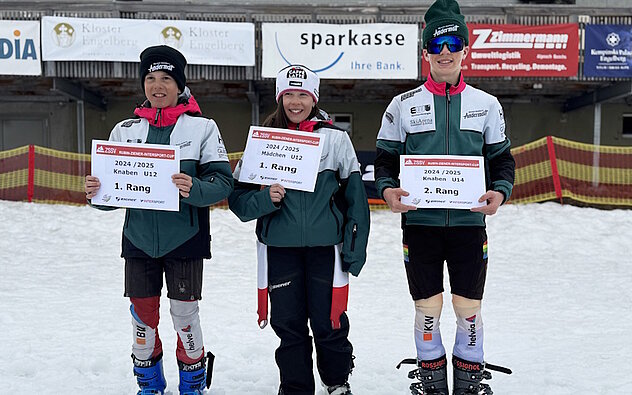 Von links: Cyrill Rüegg und Melina Planzer (Gesamtsieger:in des ZSSV Rubin-Ziener-Intersport Cups in der Kat. U12) sowie Louis Regli, der sich in der Gesamtwertung den starken zweiten Platz sicherte (Kat. U14)