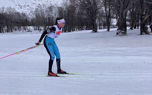 Annika Fullin (SSC Schattdorf) mit kräftigem Doppelstockeinsatz auf dem Weg zum 2. Rang in der Kategorie Damen U18 (Bild Roger Gisler)