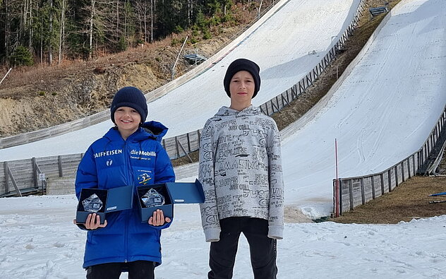 Links Livio Arnold mit seinem grösseren Bruder Elias im Französischen Chaux-Neuve