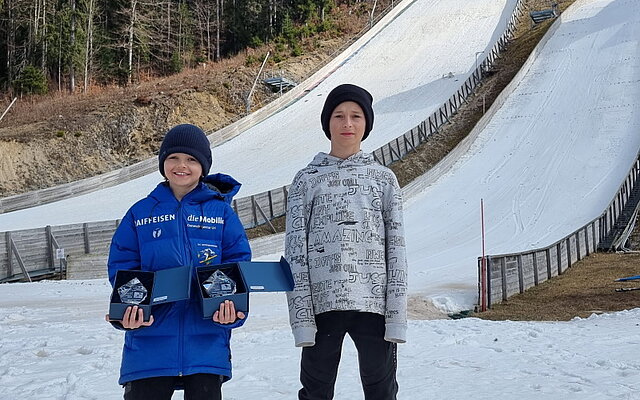 Links Livio Arnold mit seinem grösseren Bruder Elias im Französischen Chaux-Neuve Links Livio Arnold mit seinem grösseren Bruder Elias im Französischen Chaux-Neuve