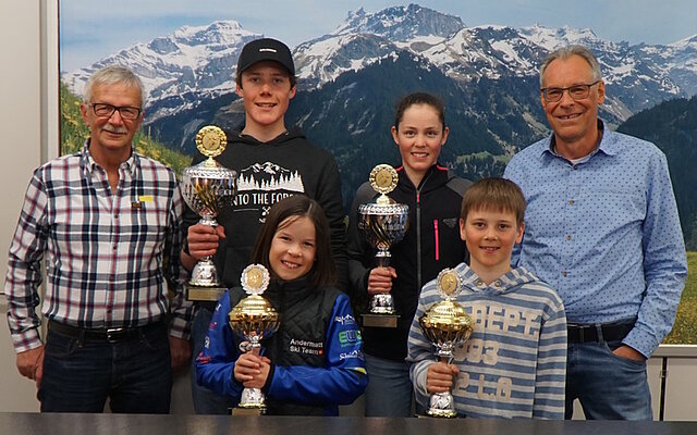 Hinten von Links: Edi Arnold, Noah Gisler U16 Knaben, Mert Muheim U16 Mädchen und Hansueli Imholz. Vorne von Links Melina Planzer und Aron Zurfluh Animation Hinten von Links: Edi Arnold, Noah Gisler U16 Knaben, Mert Muheim U16 Mädchen und Hansueli Imholz. Vorne von Links Melina Planzer und Aron Zurfluh Animation