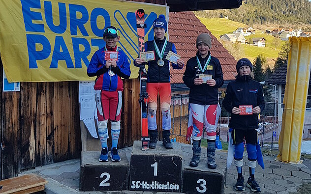 Die Urner U12 Fahrer beim zweiten Rennen auf dem Podest vereint: von links: Julian Tresch, Sieger Louis Regli und Thomas Tresch, alle SC Gotthard Andermatt sowie der Viertplatzierte Johnny Russi, Grosskind von Skilegende Bernhard Russi (Foto Ch. Arnold) Die Urner U12 Fahrer beim zweiten Rennen auf dem Podest vereint: von links: Julian Tresch, Sieger Louis Regli und Thomas Tresch, alle SC Gotthard Andermatt sowie der Viertplatzierte Johnny Russi, Grosskind von Skilegende Bernhard Russi (Foto Christof Arnold)