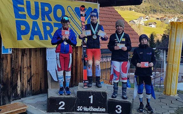 Die Urner U12 Fahrer beim zweiten Rennen auf dem Podest vereint: von links: Julian Tresch, Sieger Louis Regli und Thomas Tresch, alle SC Gotthard Andermatt sowie der Viertplatzierte Johnny Russi, Grosskind von Skilegende Bernhard Russi (Foto Christof Arnold)