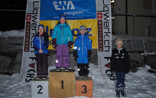Das Podest der jüngsten Teilnehmerinnen der Kategorie Mädchen U10: von links: Elin Baumann, Valentina Cathry und Laura Gisler (alle SC Gotthard-Andermatt) sowie die Viertplatzierte Mila Gisler (SSC Schattdorf), Bild Stefan Nietlispach