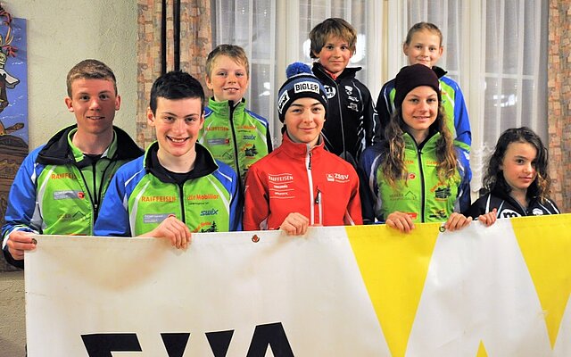 Die Kategoriensieger Langlauf Jugendcup. (v.l.) Aaron Briker, Josias Muheim, Nico Briker, Tino Schuler, Matteo Gisler, Fiona Christen, Nina Walker, und Julia Gisler. Auf dem Bild fehlt Elena Frei