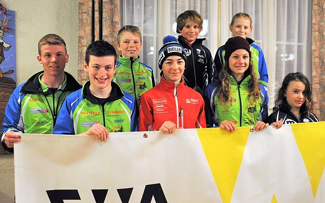 Die Kategoriensieger Langlauf Jugendcup. (v.l.) Aaron Briker, Josias Muheim, Nico Briker, Tino Schuler, Matteo Gisler, Fiona Christen, Nina Walker, und Julia Gisler. Auf dem Bild fehlt Elena Frei