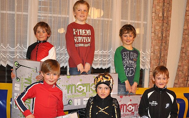 Stolz präsentieren die Knaben der Kategorie U10 ihren "Scooter". Hinten v.l. Matteo Gisler, Nico Bricker, Mario Bricker. Vorne v.l. Aidan Kelly, Nicola Gisler, und Andrin Kempf. Stolz präsentieren die Knaben der Kategorie U10 ihren "Scooter". Hinten v.l. Matteo Gisler, Nico Bricker, Mario Bricker. Vorne v.l. Aidan Kelly, Nicola Gisler, und Andrin Kempf.