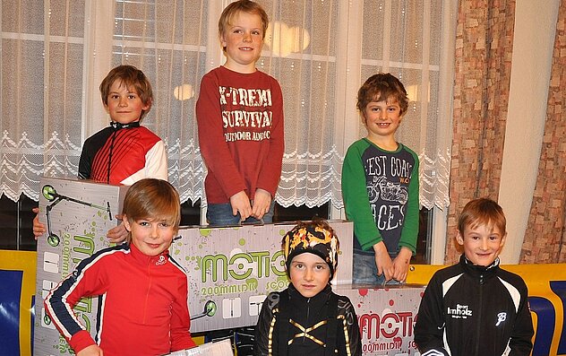 Stolz präsentieren die Knaben der Kategorie U10 ihren "Scooter". Hinten v.l. Matteo Gisler, Nico Bricker, Mario Bricker. Vorne v.l. Aidan Kelly, Nicola Gisler, und Andrin Kempf. Stolz präsentieren die Knaben der Kategorie U10 ihren "Scooter". Hinten v.l. Matteo Gisler, Nico Bricker, Mario Bricker. Vorne v.l. Aidan Kelly, Nicola Gisler, und Andrin Kempf.