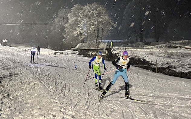 Nicola Gisler (SSC Schattdorf, vorne) musste sich im starken Schneetreiben erst im Endspurt dem späteren Tagessieger Mario Briker (SC Unterschächen) geschlagen geben.