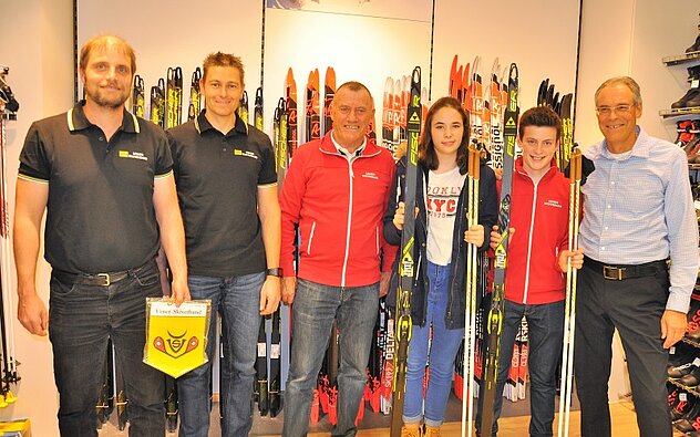 Lorena Leu und Josias Muheim werden von Imholz Sport reich beschenkt. (v.l.) Urs Briker, Tino Walker, Hansueli Kumli, Lorena Leu, Josias Muheim, und Hansueli Imholz