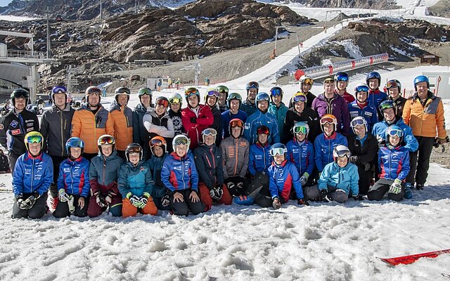 Die motivierten Urner Skirennfahrerinnen und Skirennfahrer vereint auf dem PItztaler Gletscher Die motivierten Urner Skirennfahrerinnen und Skirennfahrer vereint auf dem PItztaler Gletscher