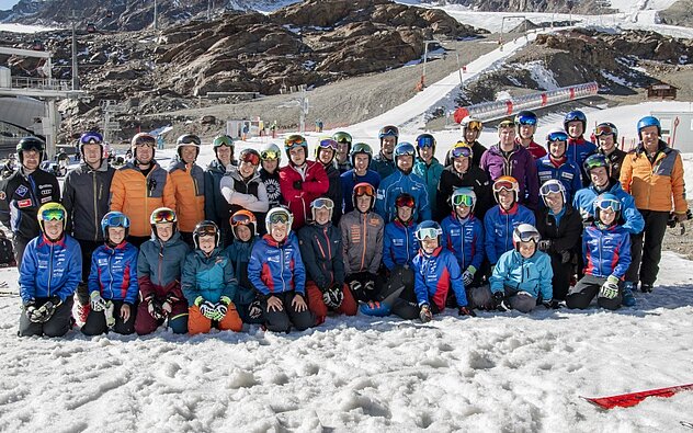 Die motivierten Urner Skirennfahrerinnen und Skirennfahrer vereint auf dem PItztaler Gletscher