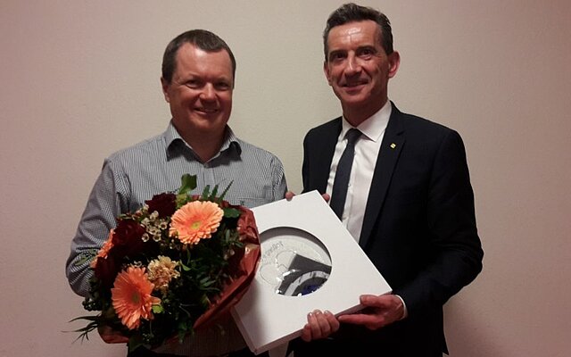 Edi Schilter zusammen mit dem Urner Landammann und Bildungs- und Kulturdirektor Regierungsrat Beat Jörg Edi Schilter zusammen mit dem Urner Landammann und Bildungs- und Kulturdirektor Regierungsrat Beat Jörg