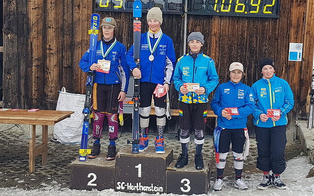Die Podest im zweiten Rennen der Kategorie U14 mit Tagessieger Gian Epp, SC Gotthard Andermatt und dem Kategorien- und Tageszweiten Noah Gisler SC Gotthard Andermatt (links)