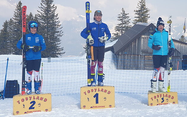 Die beiden erfolgreichen Urner U14 Fahrer Noah Gisler, SC Gotthard Andermatt als Sieger und Luca Baumann, SC Attinghausen als Dritter strahlen vom Podest (Bild Kilian Gisler)