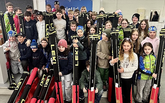 Die glücklichen Teilnehmer, die mindestens vier der sechs Wettkämpfe der Cupwertung bestritten hatten, erhielten ein Leki-Stockrohr (Bild Martina Gisler)