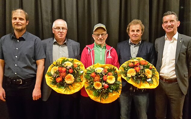 Die drei Urner Schneesportfunktionäre Toni und Sepp Arnold, beide SC Unterschächen sowie Peter Vetter mit dem USV Präsident Urs Briker (links) und dem Urner Kultur- und Bildungsdirektor Regierungsrat Beat Jörg (rechts) (Bild Bruno Arnold)