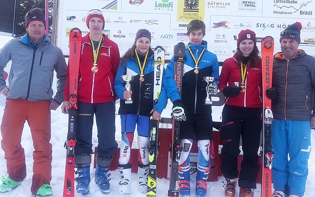 Die Urner Slalommeister 2019 (von links nach rechts) Wettkampfleiter Adrian Planzer, Andreas Schuler (Herren), Nico Schuler (U16 Knaben), Anja Wipfli (U16 Mädchen), Antonia Zurfluh, (Damen) sowie OK Präsident Kari Briker, SC Attinghausen