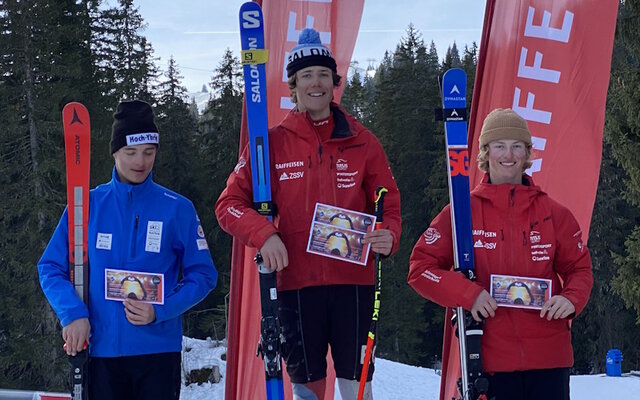 Die beiden Klub-;  Ski- und Schulkollegen Noah Gisler und Gian Epp, beide SC Gotthard Andermatt, landen einen Doppelsieg auf dem Hoch Ybrig (Foto Christof Arnold)