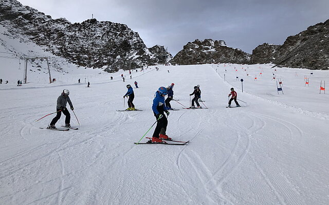 Athletinnen und Athleten üben fleissig an den skispezifischen Bewegungsabläufen