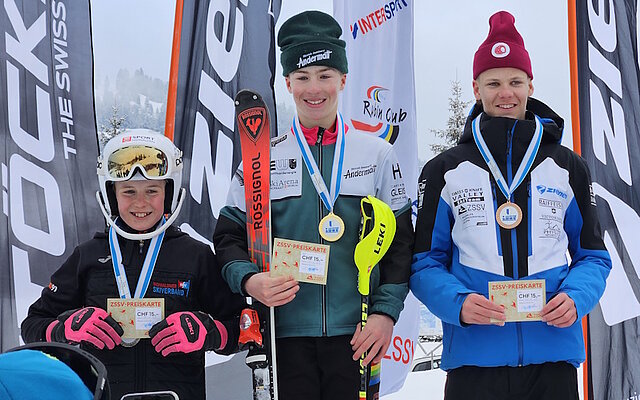 Das Podest bei den Knaben U14 (von links):  Zgraggen Mika, Sieger Regli Louis (SC Gotthard Andermatt), Müller Aaron (SC Gotthard Andermatt)