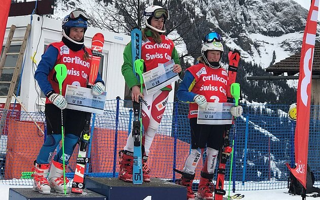 Das Podest U18 mit Leonie Zopp (links) zusammen mit der Siegerin Norina Mooser und der Drittplatzierten Chiara Bissig Das Podest U18 mit Leonie Zopp (links) zusammen mit der Siegerin Norina Mooser und der Drittplatzierten Chiara Bissig