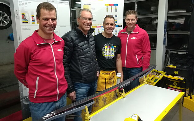 Von Links: Roman Bricker (Cheftrainer USV-Nordisch), Hansueli Imholz (Imholz Sport), Giachem Guidon (Toko) und Tino Walker (Chef Nordisch USV) Von Links: Roman Bricker (Cheftrainer USV-Nordisch), Hansueli Imholz (Imholz Sport), Giachem Guidon (Toko) und Tino Walker (Chef Nordisch USV)