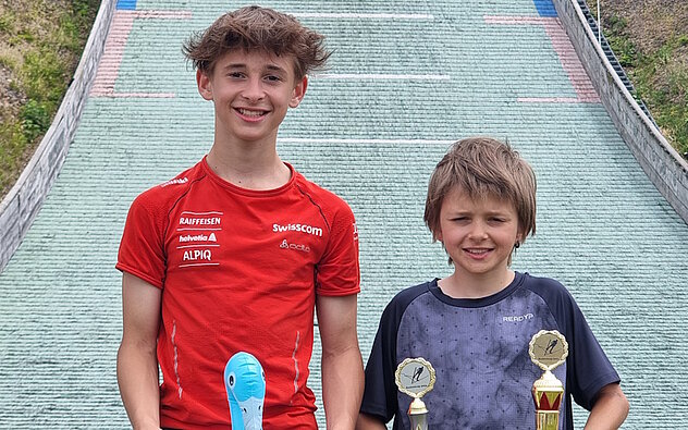 Elias und Livio Arnold vor der Schanze HS 67 in Gibswil Elias und Livio Arnold vor der Schanze HS 67 in Gibswil