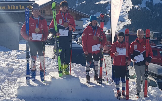 Die Besten 5 Knaben beim Slalom mit Noah Gisler, SC Gotthard Andermatt (links), Bild Christof Arnold