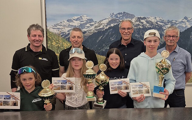 (Vorne von links) die Kategoriensieger, Lou Deplazes, Laura Regli, Melina Planzer, und Louis Regli. (Hinten von links) Adrian Planzer und Christof Arnold, Urner Skiverband, Hansueli Imholz, Cupsponsor, und Edi Arnold, Cupauswerter